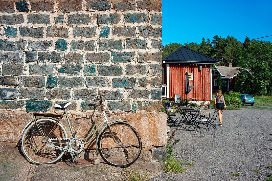 Fahrrad im Hotel Nestor in Korpo oder auf der Insel Korppoo, an der Küste von Korpostrom im Südwesten Finnlands, in den Schären von Turku. Die Schärenringstraße oder Saariston rengastie ist voll von Dingen zu sehen, zu tun und zu tun. Der Schärenweg kann im oder gegen den Uhrzeigersinn befahren werden. Er beginnt in der historischen Stadt Turku und führt durch ländliche Schärendörfer und erstaunliche Ostseelandschaften. Der Weg kann von Anfang Juni bis Ende August begangen werden.