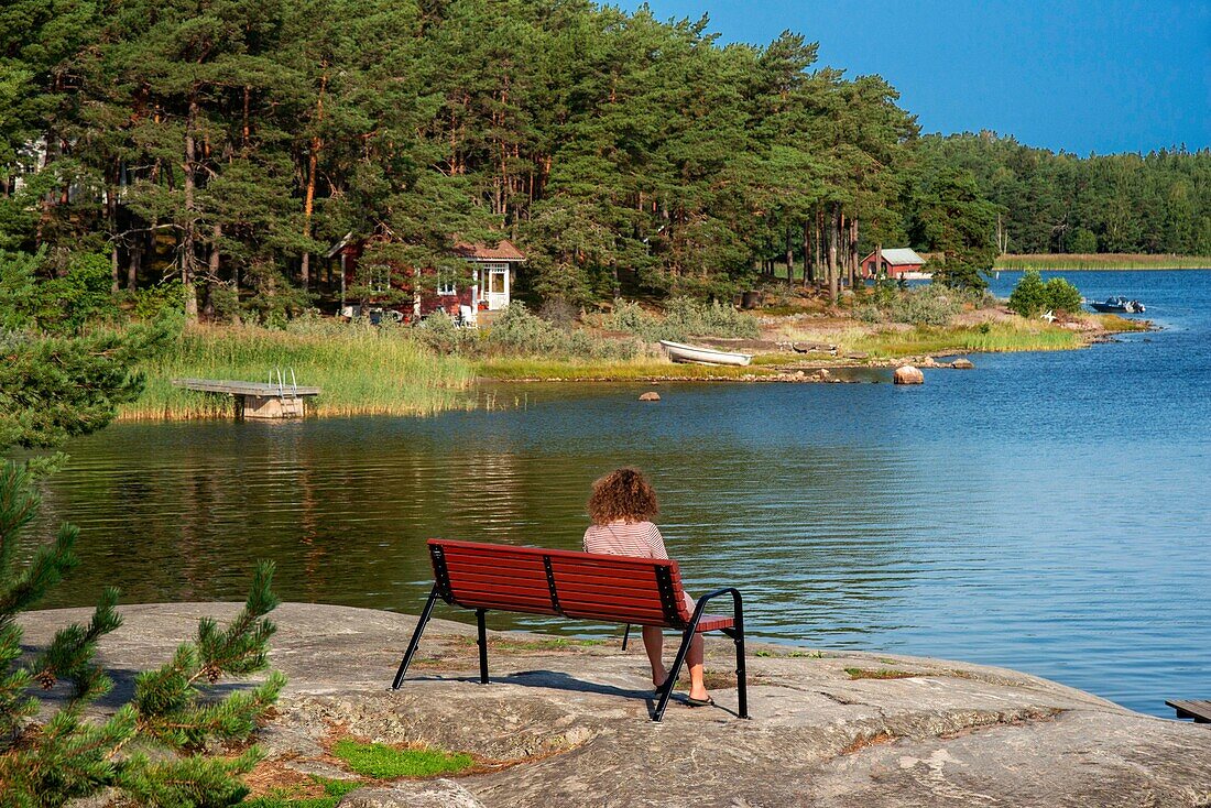 Erholsame Küstenlandschaft und Natur in Nagu oder auf der Insel Nauvo in Väståboland in Pargas im südwestfinnischen Schärengebiet von Turku. Die Schärenringstraße oder Saariston rengastie ist voll von Dingen zu sehen, zu tun und zu tun. Der Schärenweg kann im oder gegen den Uhrzeigersinn befahren werden. Er beginnt in der historischen Stadt Turku und führt durch ländliche Schärendörfer und erstaunliche Ostseelandschaften. Der Weg kann von Anfang Juni bis Ende August begangen werden.