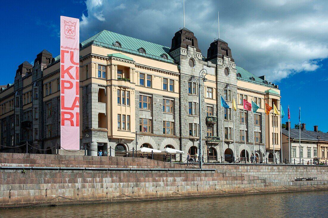 Blick auf das Rathaus und den Fluss Aura, mit Einheimischen und Besuchern, in Turku, Finnland