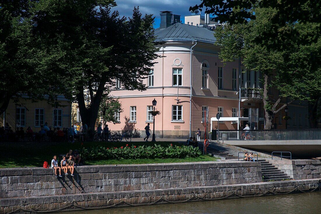 Promenade am Ufer des Flusses Aura in Turku, Finnland.