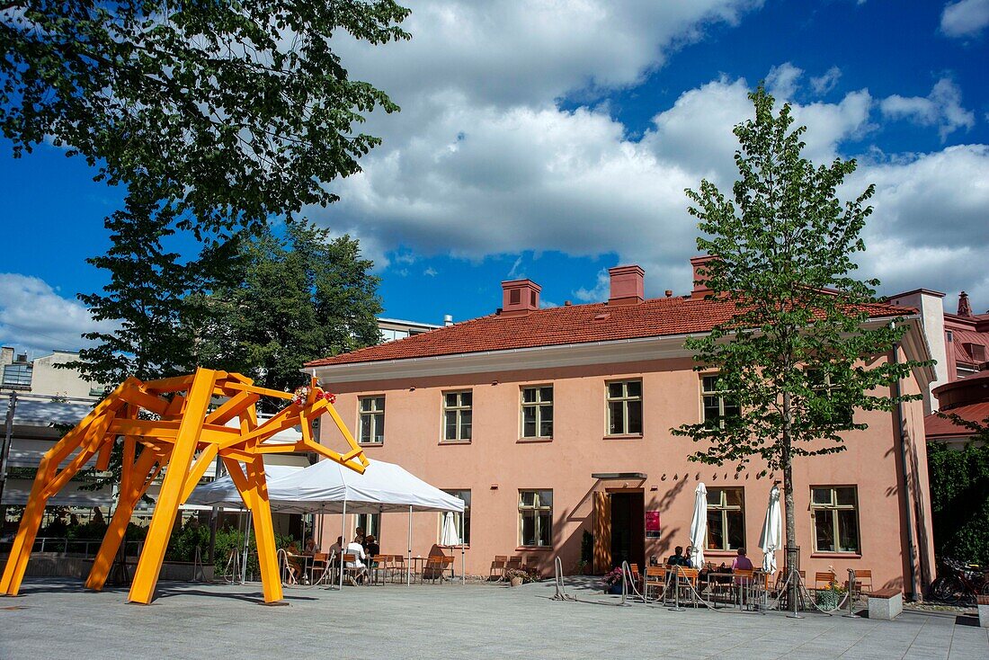 Das Cafe Sirius befindet sich im Innenhof der Hauptbibliothek von Turku am Fluss Aura in Turku, Finnland.