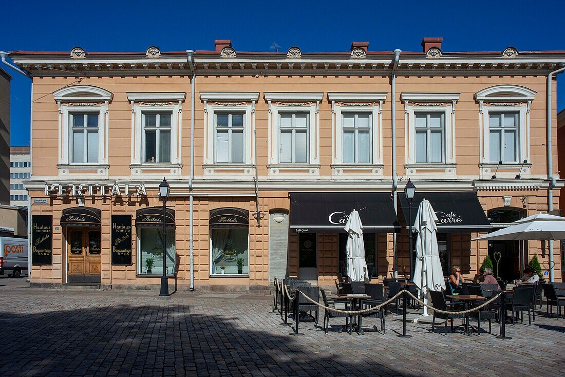 Geschäfte und Restaurants auf dem Vähätori-Platz im Stadtzentrum von Turku, Finnland