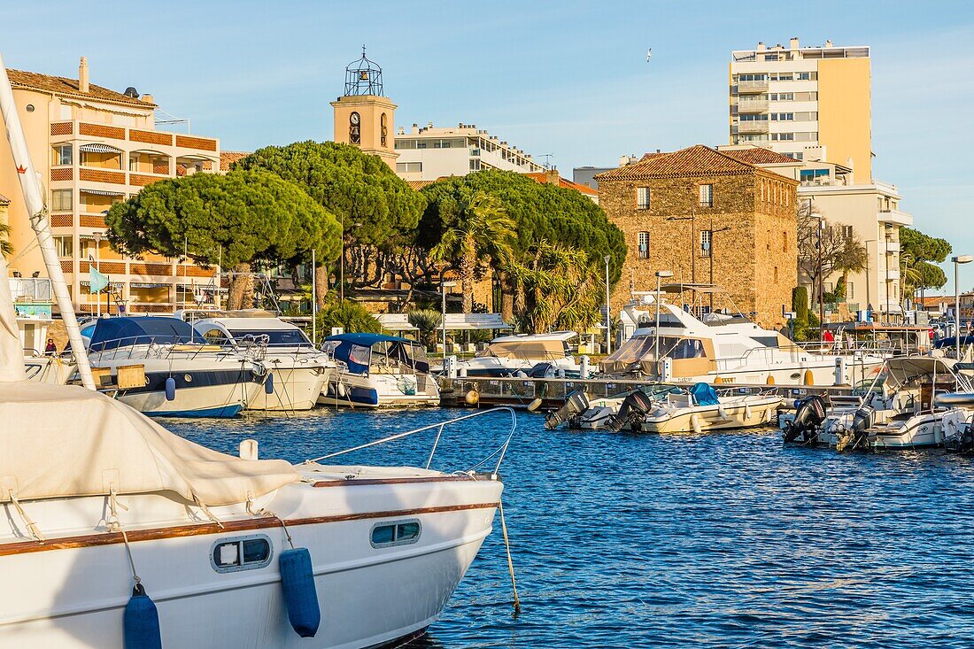 Port tour carree et eglise sainte maxime // der hafen, der tour carree und die kirche sainte maxime, sainte maxime // sainte maxime