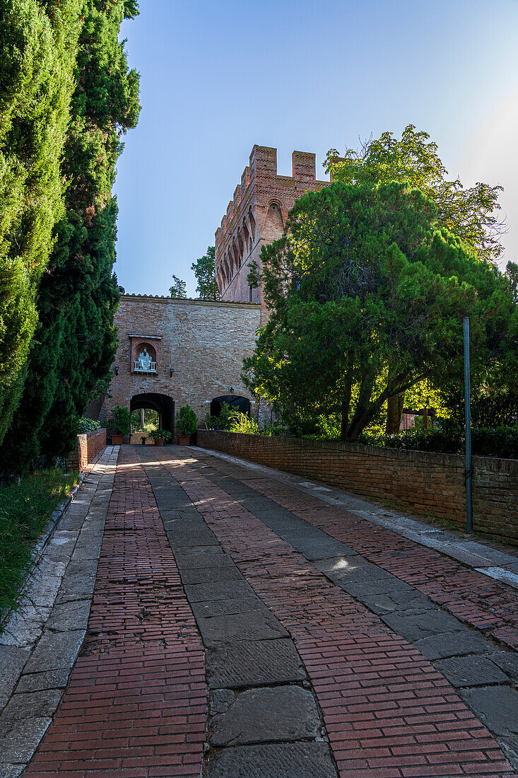 Eingang der Abbazia di Monte Oliveto Maggiore. Asciano, Siena, Toskana, Italien, Europa.