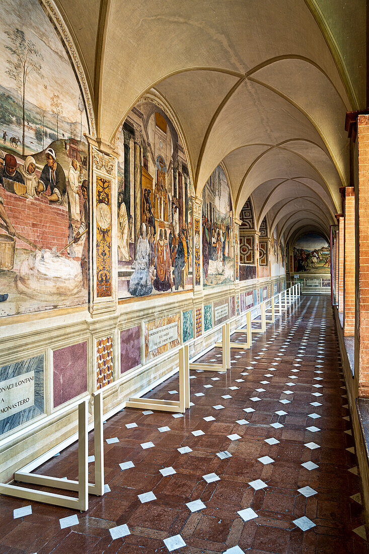 Der Kreuzgang der antiken Kirche Abbazia di Monte Oliveto Maggiore. Asciano, Siena, Toskana, Italien, Europa.