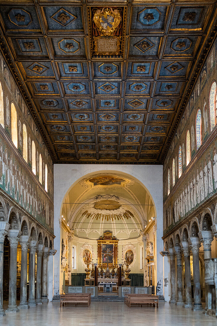 Mittelschiff von San Apollinare Nuovo. Ravenna, Emilia romagna, Italien, Europa.