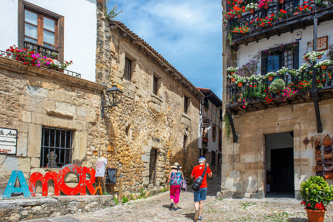 Plaza Mayor, zentraler Platz in der historischen Stadt Santillana del Mar in der autonomen Gemeinschaft Kantabrien im Norden Spaniens