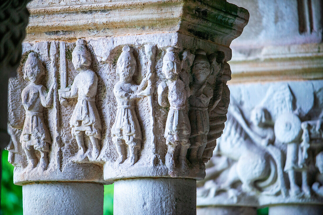 Nahansicht des romanischen Kapitells. Kreuzgang der Kirche La Colegiata de Santa Juliana, Santillana del Mar, Kantabrien, Spanien