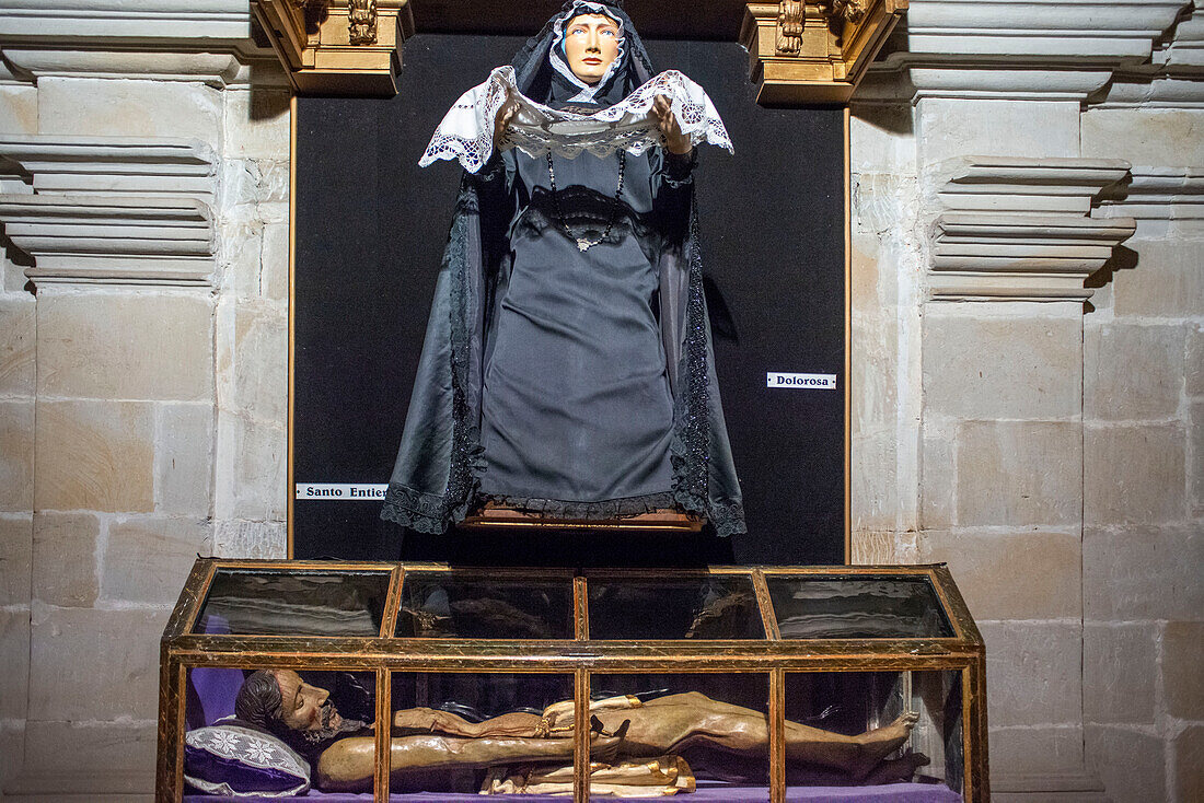 Schnitzereien des Heiligen Begräbnisses und der Dolorosa-Jungfrau im Kreuzgang der Kirche La Colegiata de Santa Juliana, Santillana del Mar, Kantabrien, Spanien