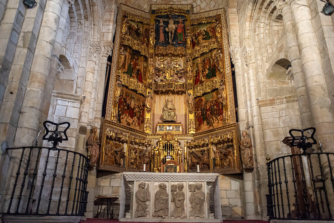 Retablo del Altar Mayor - Altar in der Kirche Colegiata de Santa Juliana, Santillana del Mar, Spanien, Europa