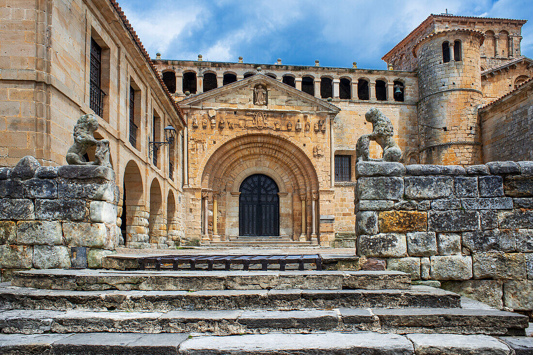 Romanische Klosterkirche der La Colegiata de Santa Juliana de Santillana del Mar, Kantabrien, Spanien