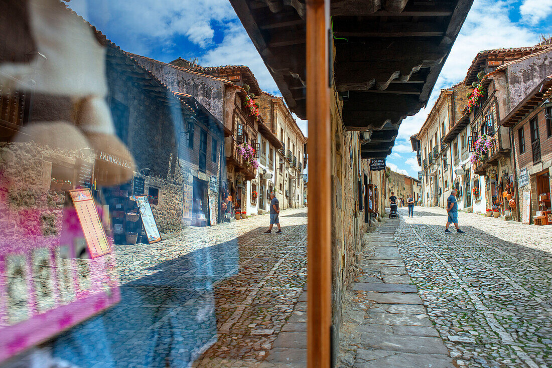 Vorbei an mittelalterlichen Gebäuden entlang der gepflasterten Straße Calle Del Canton in Santillana del Mar, Kantabrien, Nordspanien