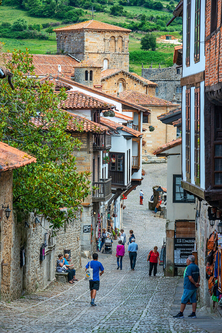 Vorbei an mittelalterlichen Gebäuden entlang der gepflasterten Straße Calle Del Canton in Santillana del Mar, Kantabrien, Nordspanien