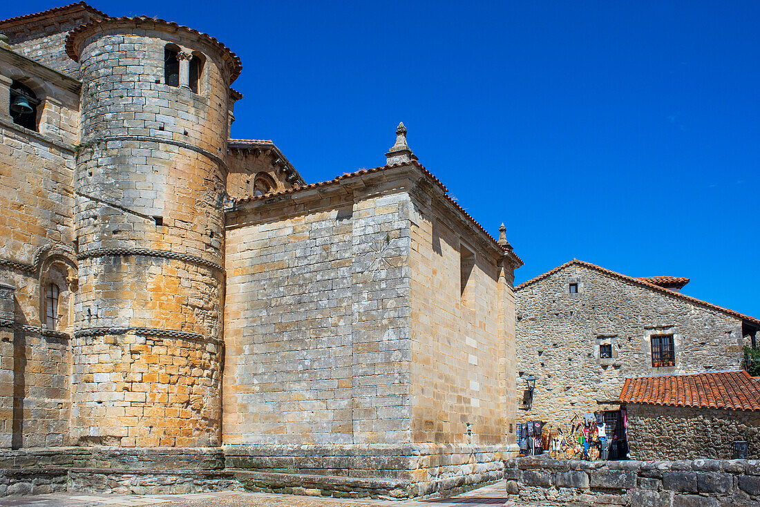 Romanische Klosterkirche der La Colegiata de Santa Juliana de Santillana del Mar, Kantabrien, Spanien