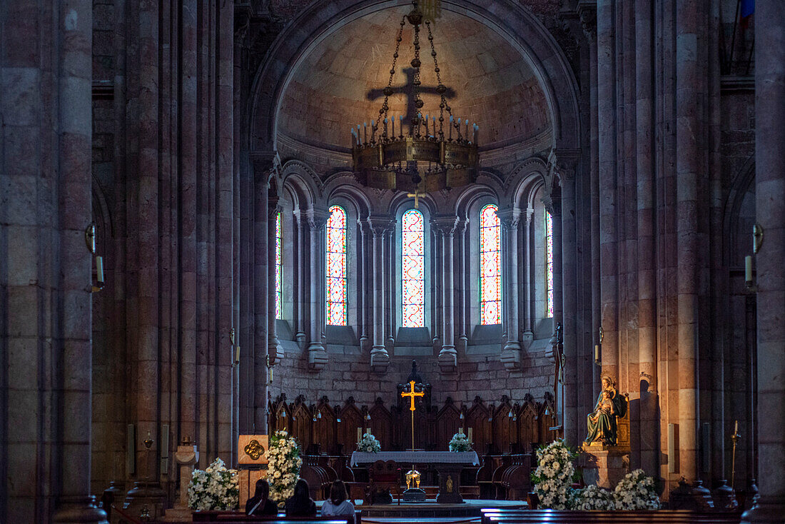 Innenansicht der katholischen Kirche Basílica de Santa María la Real de Covadonga in Cangas de Onis, Picos de Europa, Asturien, Spanien, Europa.