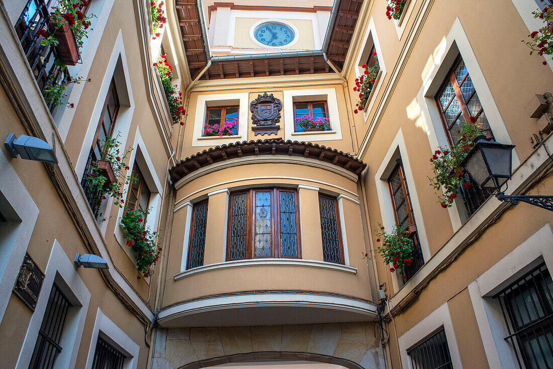 Gebäude auf Calle Cimadevilla Straße in Oviedo Stadtzentrum Altstadt Asturien Region von Spanien, Blick mit Turm des Rathauses Gebäude