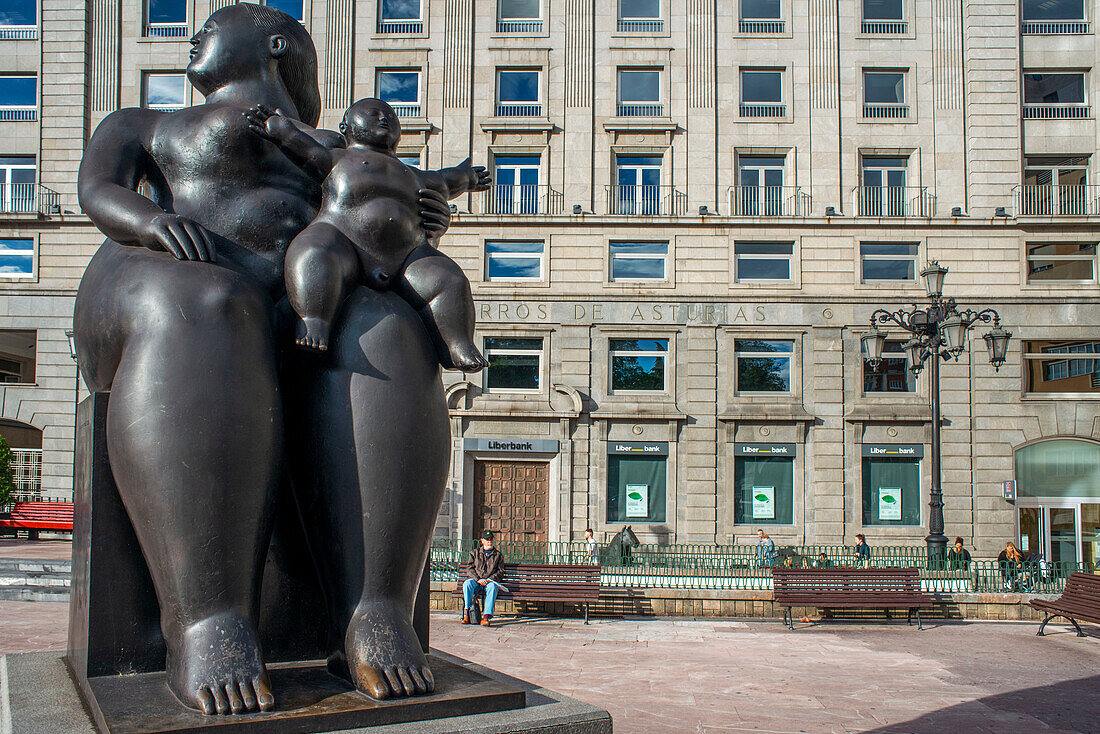 Mutterschaft, von Fernando Botero. Escandalera-Platz, Oviedo, Spanien