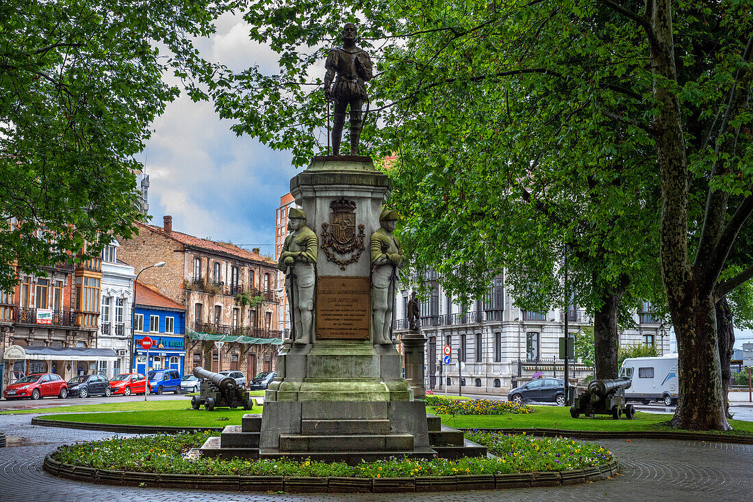 Die Statue von Pedro Menendez de Aviles Spanischer Entdecker und Konquistador Gründer von St. Augustine die erste spanische Siedlung im Parque del Muelle, Avilés Norden von Spanien.