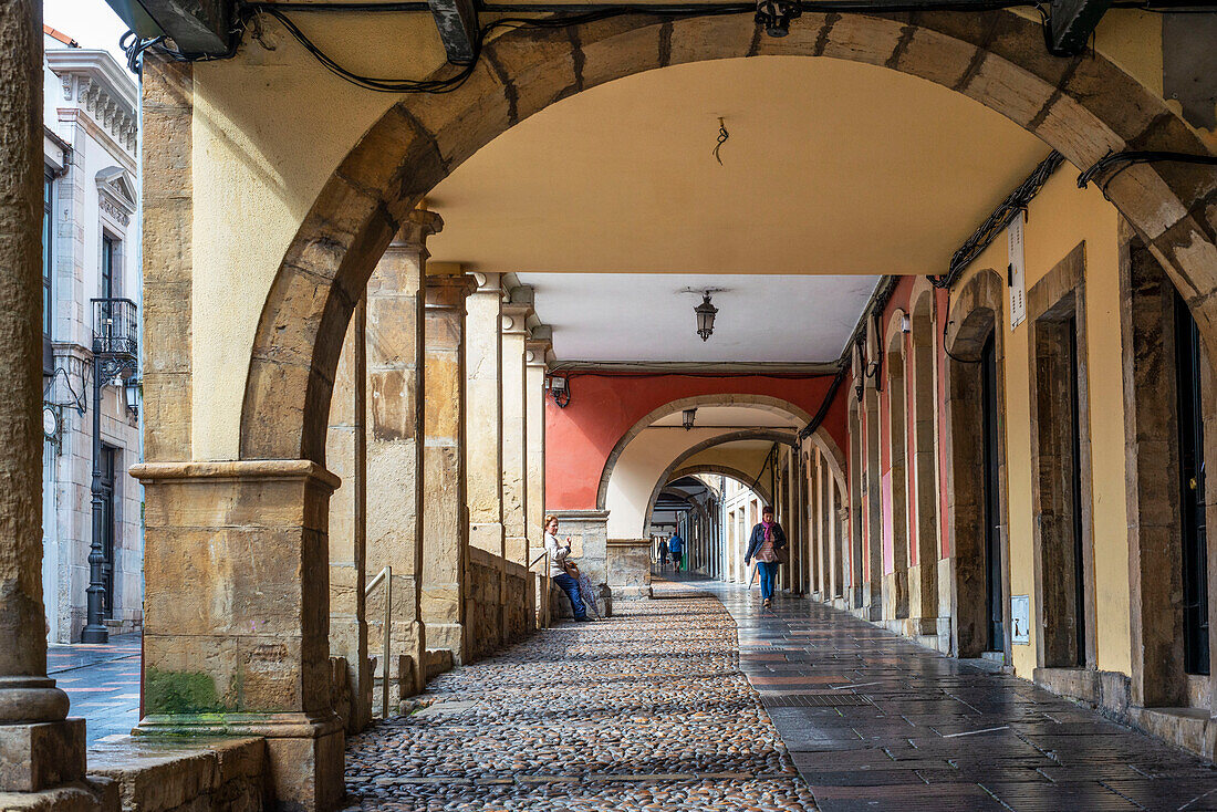 Arkaden und Säulen in der Calle Galiana in der berühmten alten Stadt Aviles, Asturien, Spanien.