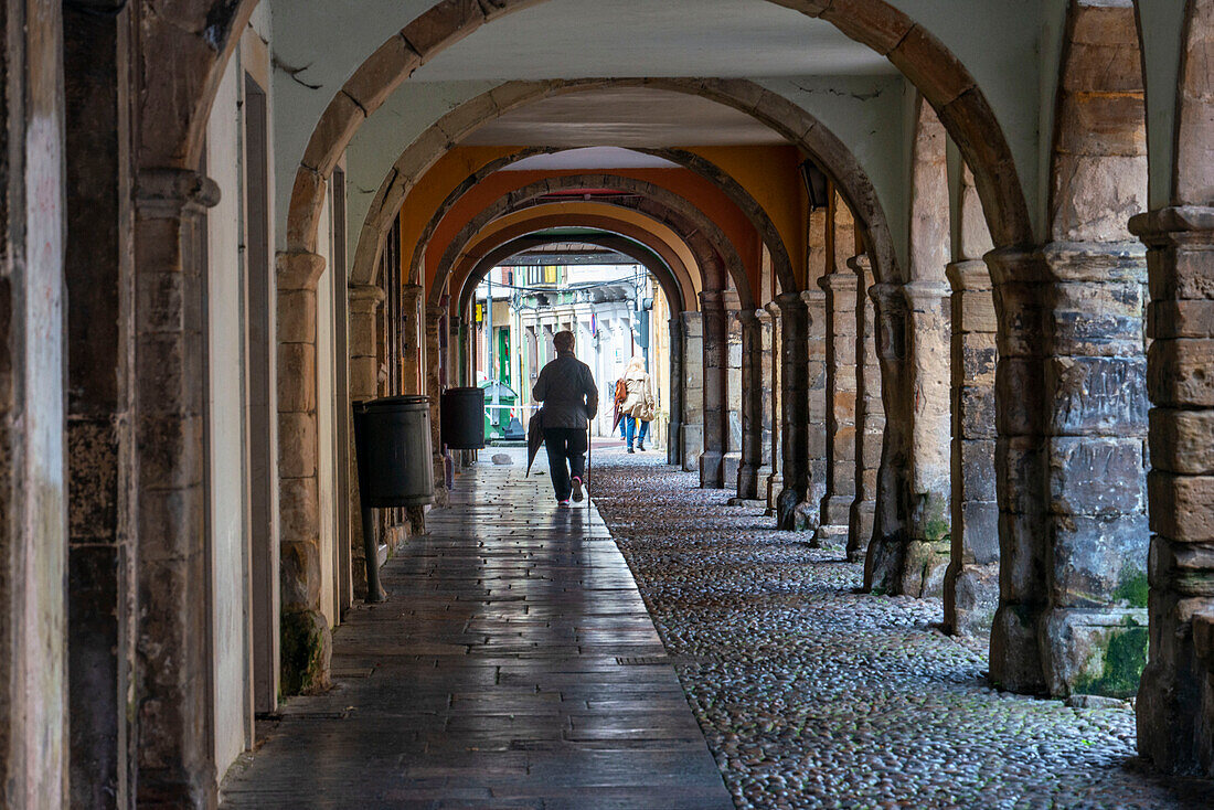 Arkaden und Säulen in der Calle Galiana in der berühmten alten Stadt Aviles, Asturien, Spanien.