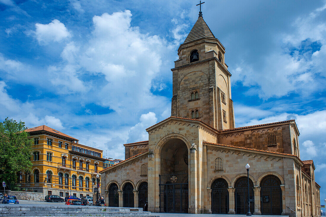 Kirche von San Pedro in Gijón, Strand von San Lorenzo Asturien, Spanien, Europa