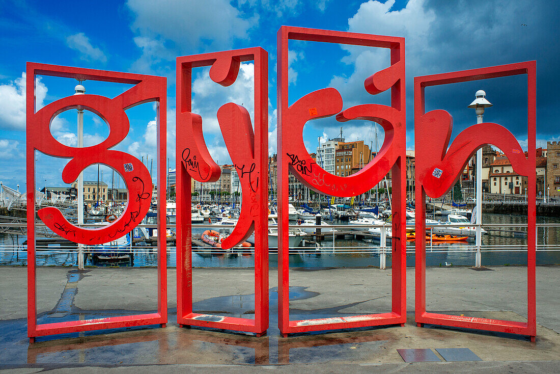 Das Letronas-Denkmal ist das touristische Markenzeichen der Stadt und befindet sich im Yachthafen von Gijon, Jardines de la reina, Asturien, Spanien, Europa