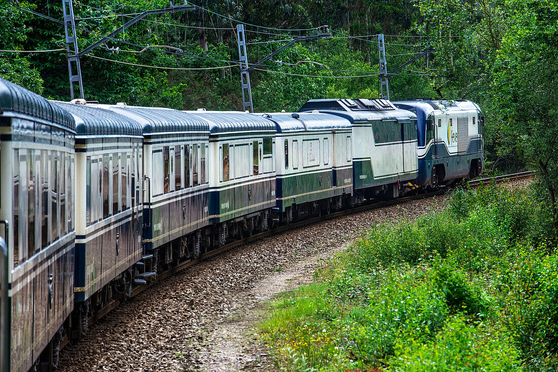 Außenwagen des Luxuszuges Transcantabrico Gran Lujo auf der Fahrt durch Nordspanien, Europa. Fahrt zwischen Luarca Asturias und Ribadeo in Galicien.