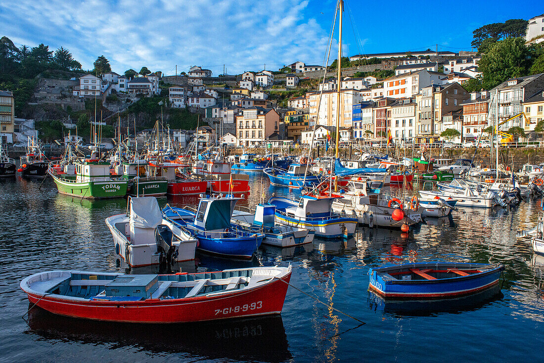 Luarca, Küstenstadt, Fischerboote, Fischereihafen, Camino de la Costa, Camino del Norte, Küstenroute, Jakobsweg, Camino de Santiago