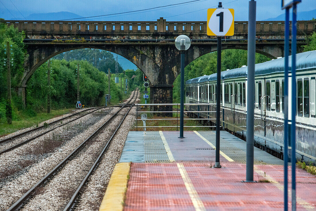 Außerhalb des Transcantabrico Gran Lujo Luxuszuges auf der Fahrt durch Nordspanien, Europa. Halt im Bahnhof Ribadeo, Galicien, Spanien.