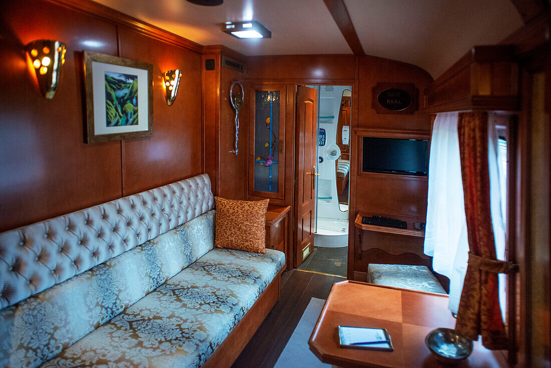 Innenraum eines der Schlafwagen des Transcantabrico Gran Lujo, eines Luxuszuges, der durch Nordspanien, Europa, fährt.