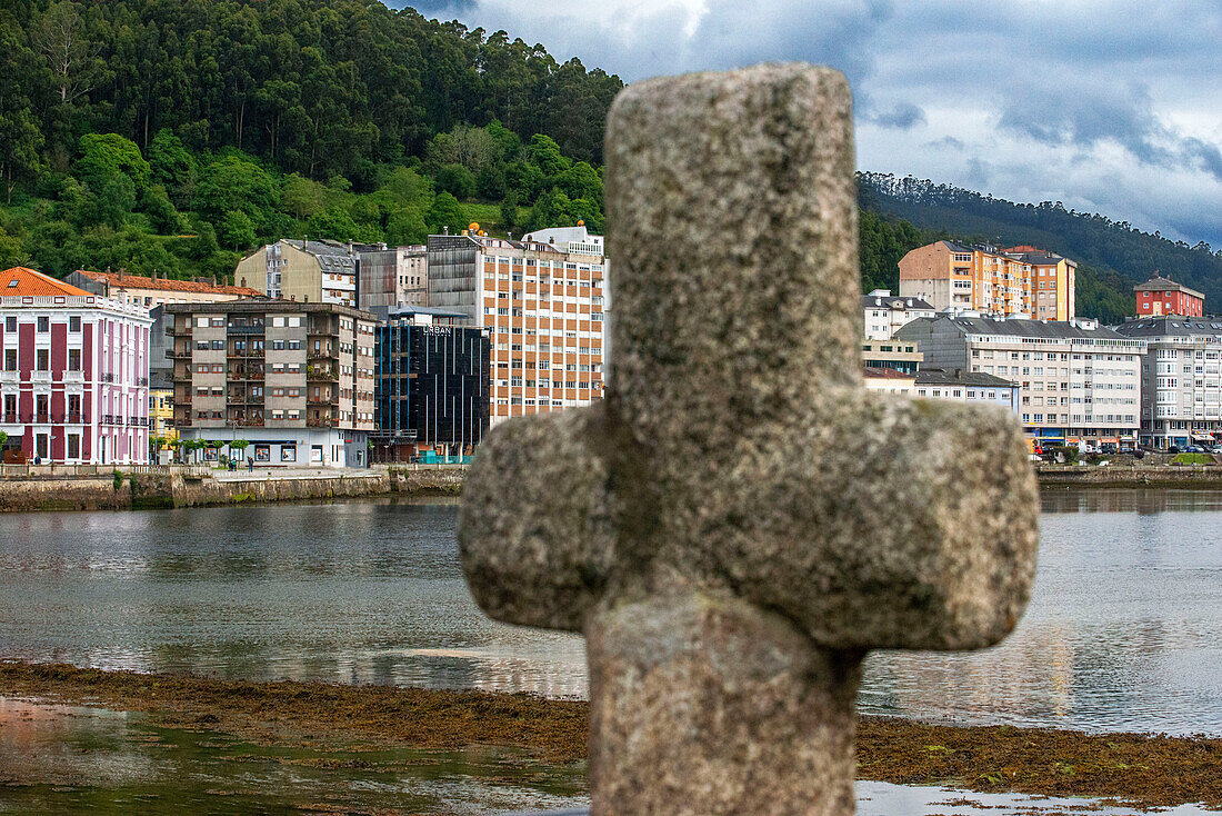 Kreuz und Blick auf das Dorf Viveiro und die Wohnhäuser von Viveiro. Lugo, Galicien, Spanien.