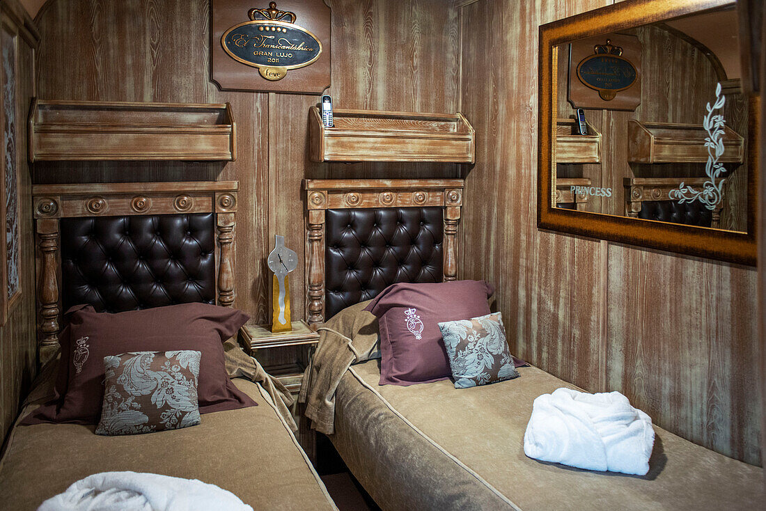 Innenraum eines Schlafwagens des Luxuszuges Transcantabrico Gran Lujo auf der Fahrt durch Nordspanien, Europa.
