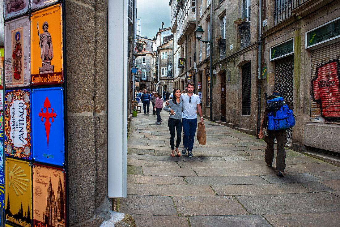 Tägliches Leben in der typischen engen Straße Rua da Acibecheria im historischen Zentrum, Santiago de Compostela , Galicien , Spanien