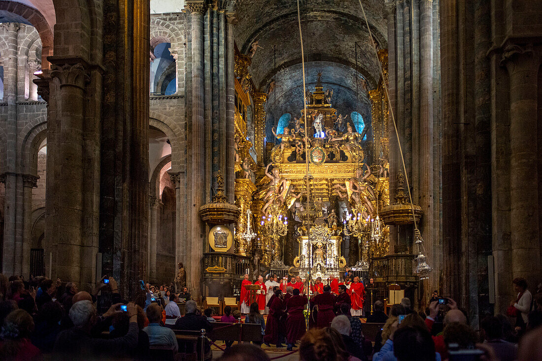 Botafumeiro-Zeremonie in der Kathedrale von Santiago de Compostela auf dem Praza do Obradoiro Santiago de Compostela A Coruña, Spanien.