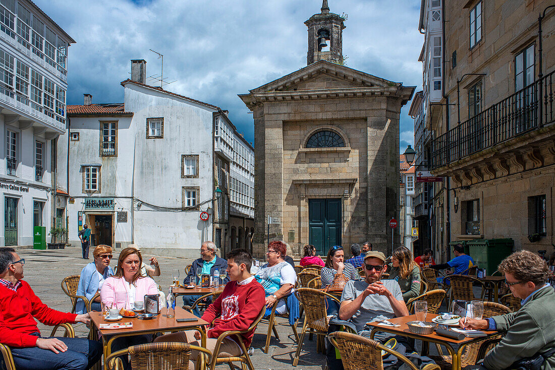 Bars und Restaurants auf der Plaza Cervantes im historischen Stadtzentrum sind bei Pilgern, Touristen und Einheimischen gleichermaßen beliebt Santiago de Compostela, Galicien, Spanien