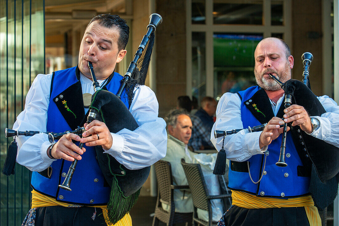 Traditionelle Musik in Galicien. Gaiteiros Rio de anxo. Altstadt, Santiago de Compostela, UNESCO-Weltkulturerbe, Galicien, Spanien.