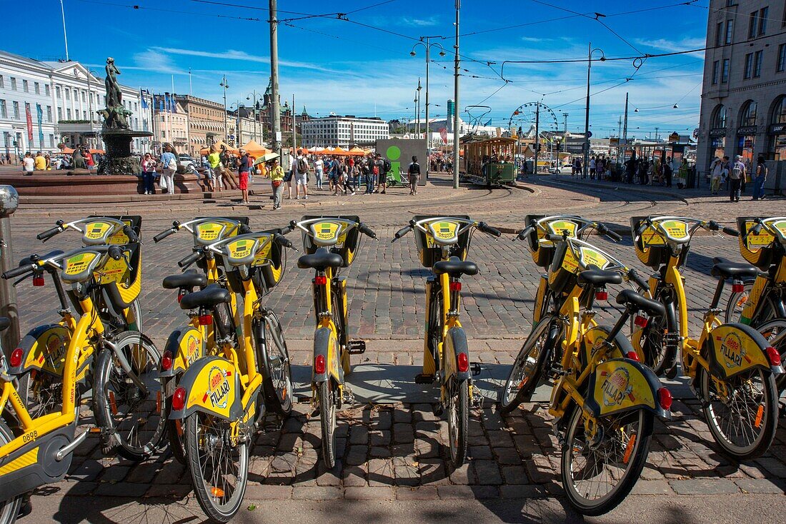 Helsinki Radfahren Finnland, Blick auf dicht aneinander geparkte Leihfahrräder des Helsinki City Cycle Scheme auf dem Kauppatori (Marktplatz), Finnland