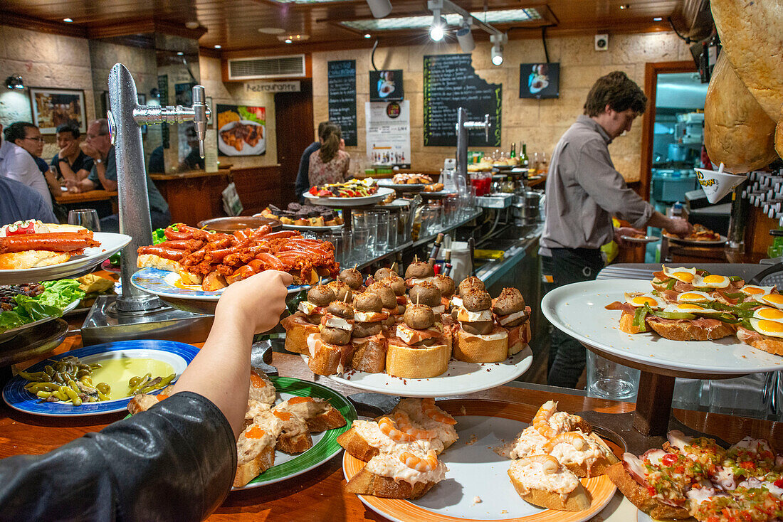 Tapas Pinchos oder Pintxos, serviert in einer Bar in Donostia San Sebastian, Gipuzkoa, Baskenland, Spanien