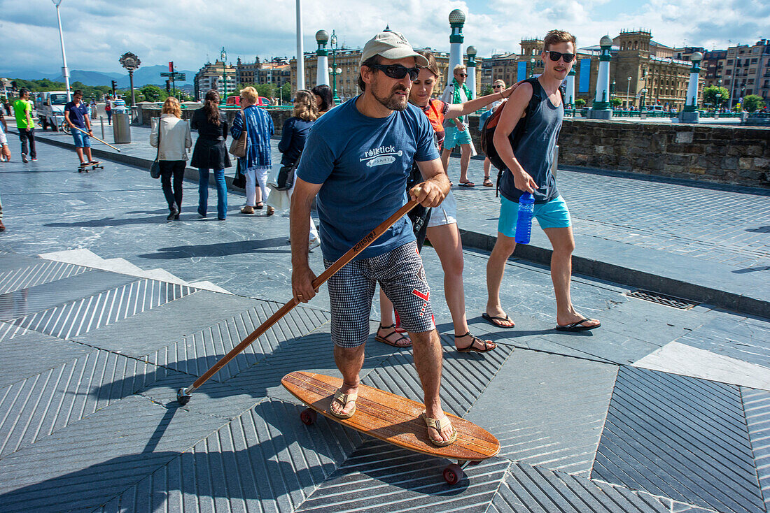 Skateboard-Reihe auf der Zurriola-Brücke, Fluss Urumea und Kursaal in der blauen Stunde, Donostia San Sebastián, Baskenland