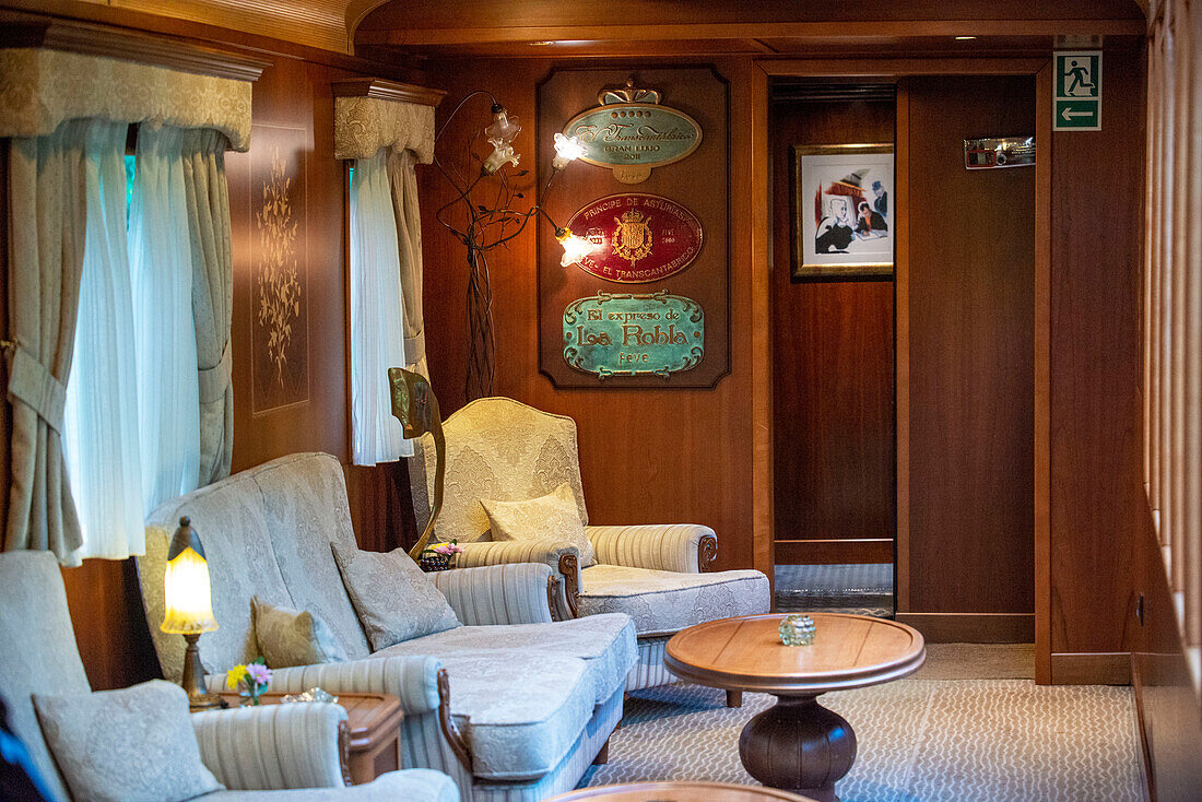 Inisde eines der Wohnzimmer Lounge-Wagen von Transcantabrico Gran Lujo Luxus-Zug travellong über Nord-Spanien, Europa.