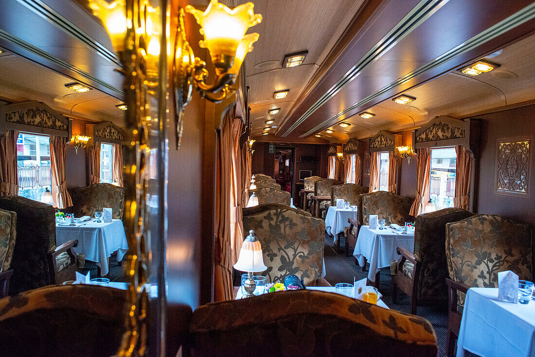 Innenraum des Restaurantwagens des Luxuszuges Transcantabrico Gran Lujo, der durch Nordspanien fährt, Europa.
