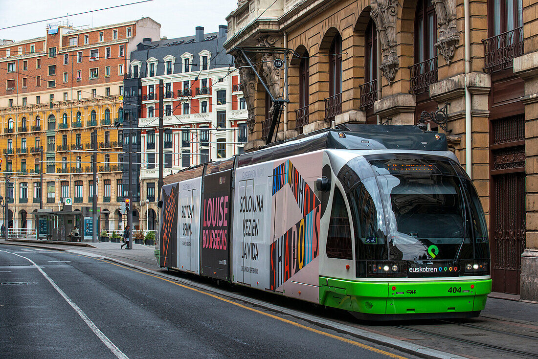 Elektrisches Straßenbahnsystem in der Altstadt im Stadtzentrum von Bilbao - Baskenland in Nordspanien