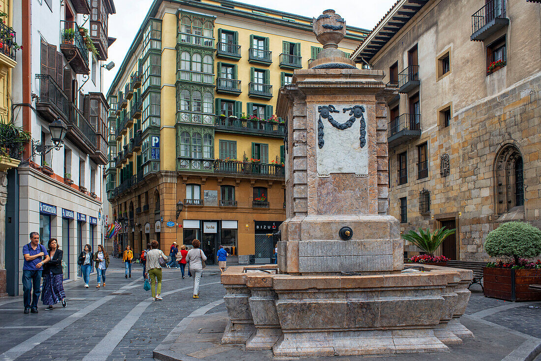 Brunnen auf der Plaza del Reverendo Santiago Lasalle in der Altstadt, Bilbao, Provinz Biskaia, Baskenland, Euskadi, Nordspanien