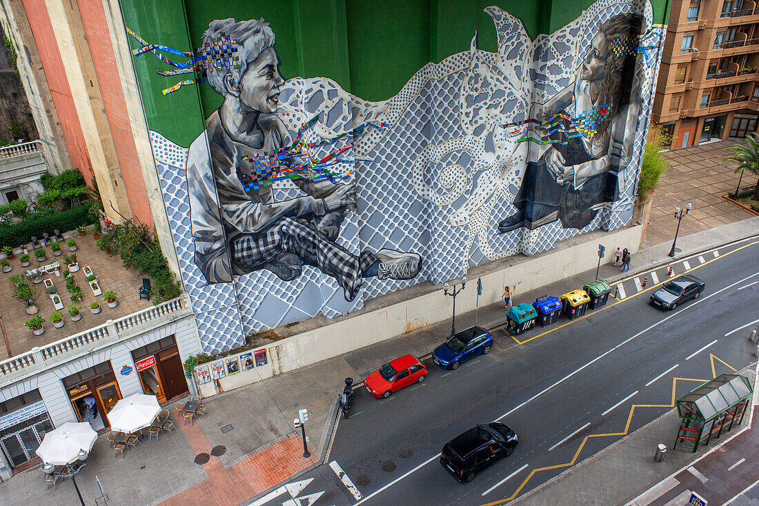 Großflächige Wandmalerei an der Seite eines Gebäudes, Bilbao, Baskenland, Spanien