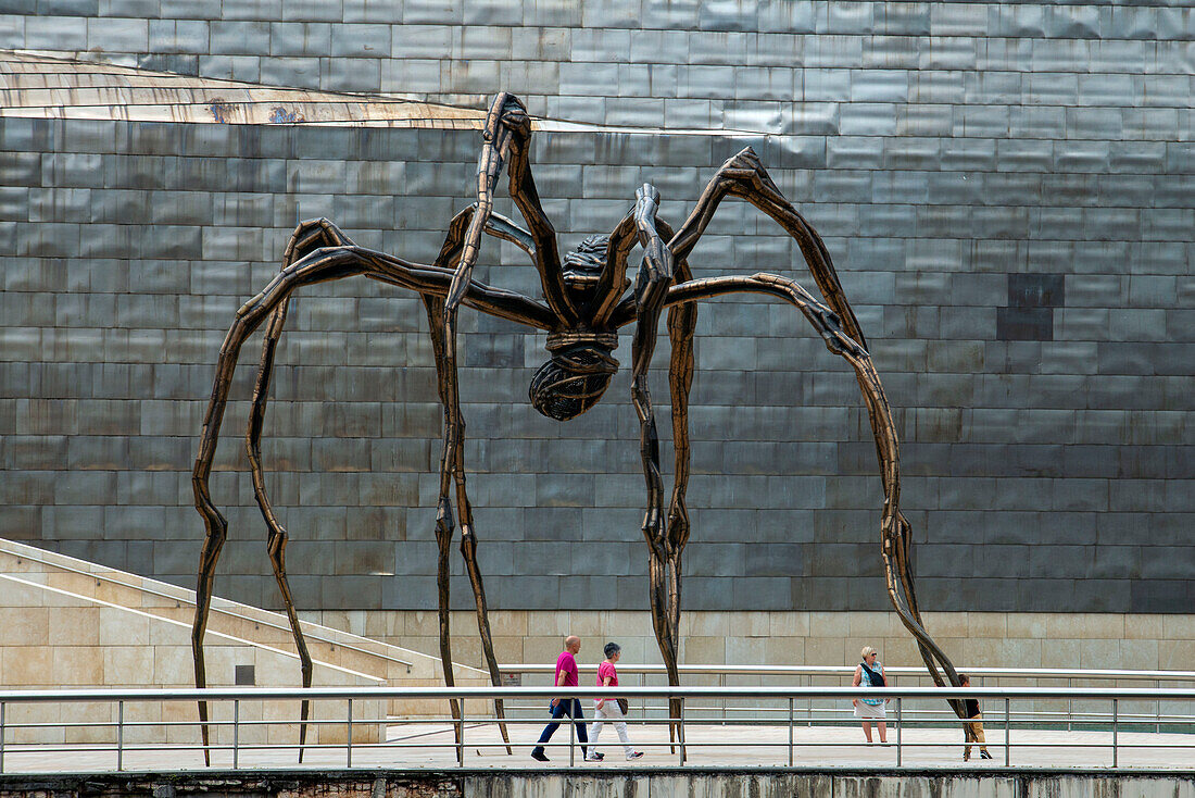 Spinnenskulptur "Maman" von Louise Bourgeois vor dem Guggenheim-Museum in Bilbao, Spanien
