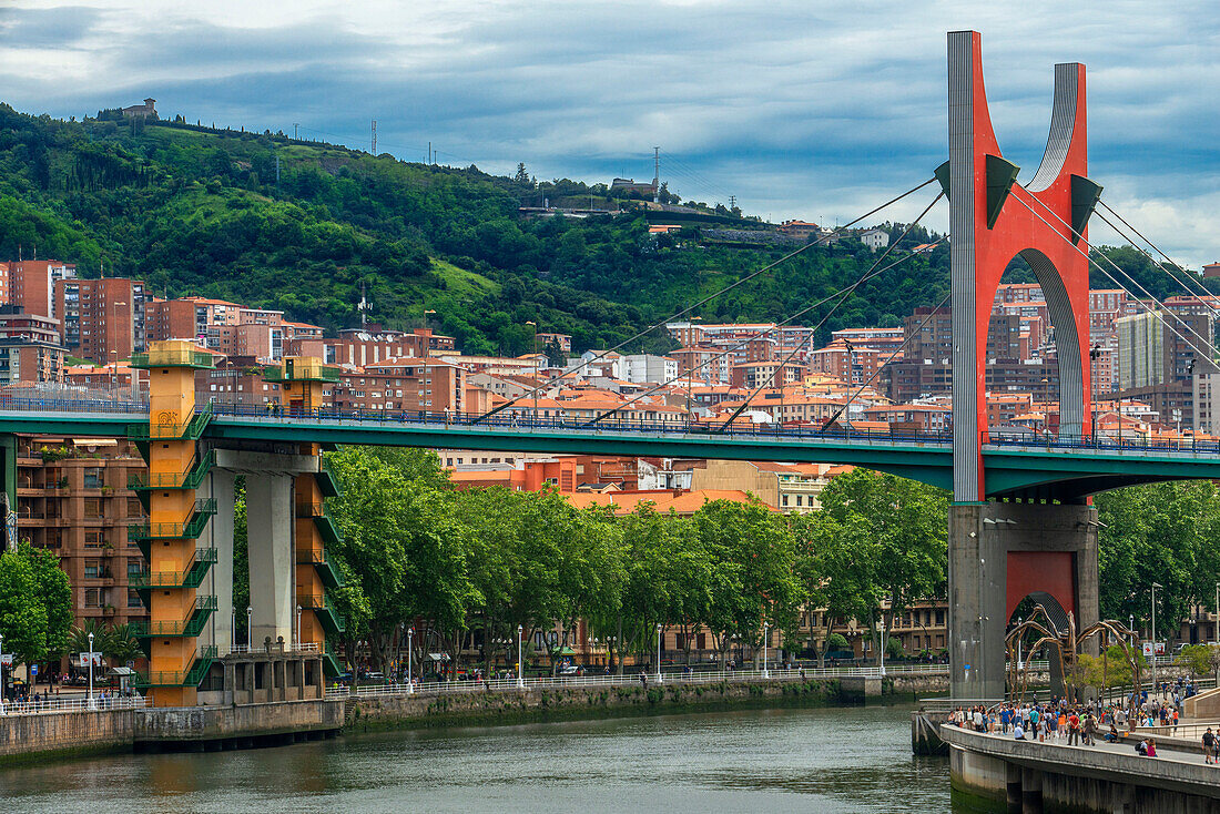 Die roten Bögen des Künstlers Daniel Buren an der La Salve-Brücke, Maman-Spinne von Louise Bourgeois im Guggenheim-Museum in Bilbao, Baskenland, Spanien