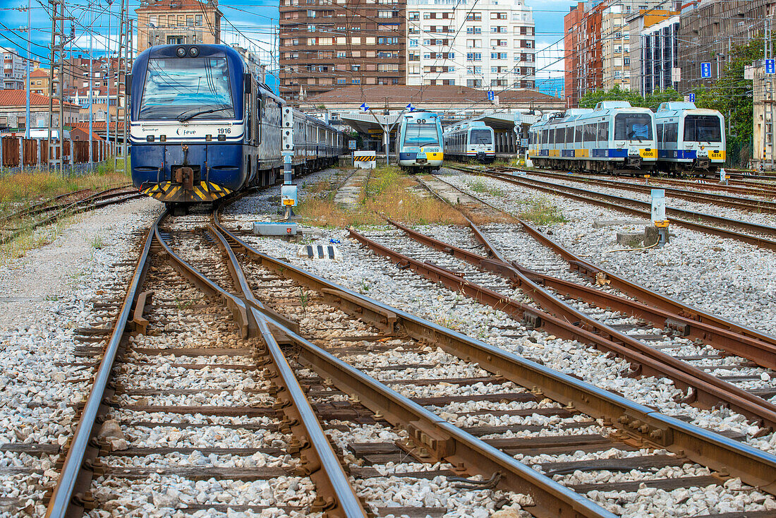 Renfe Feve Lokomotive des Luxuszuges Transcantabrico Gran Lujo auf einer Reise durch Nordspanien, Europa.