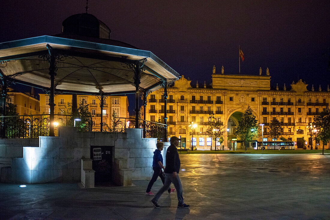 Antiker Musikpavillon Tempel der Jardines de Pereda Gärten und Santander Bankgebäude in Santander Stadt bei Nacht, Kantabrisches Meer, Kantabrien, Spanien, Europa