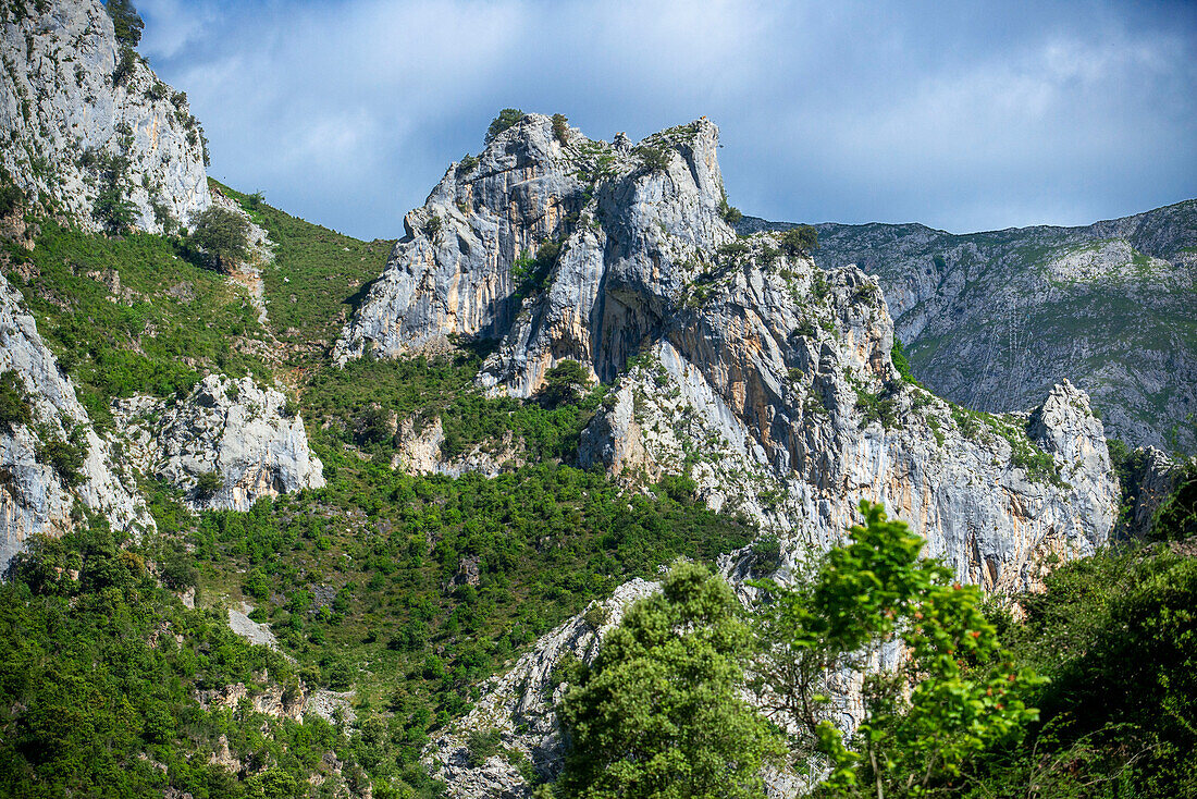 Die Gipfel des Nationalparks Picos de Europa. Lagos de Covadonga, Asturien, Spanien