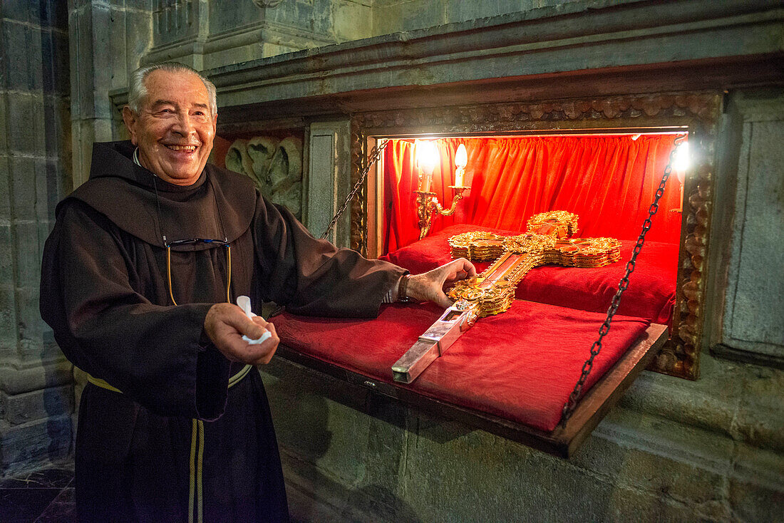 Ein Mönch des Klosters Santo Toribio in Nordspanien holt die heilige Reliquie heraus, die Teil des Kreuzes sein soll, an dem Jesus starb. Im Kloster Santo Toribio de Liebana. Region Liébana, Picos de Europa, Kantabrien Spanien, Europa